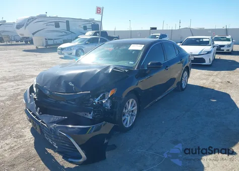 2021 Toyota Camry Le z USA, uszkodzony, nr VIN 4T1C11AK0MU551622